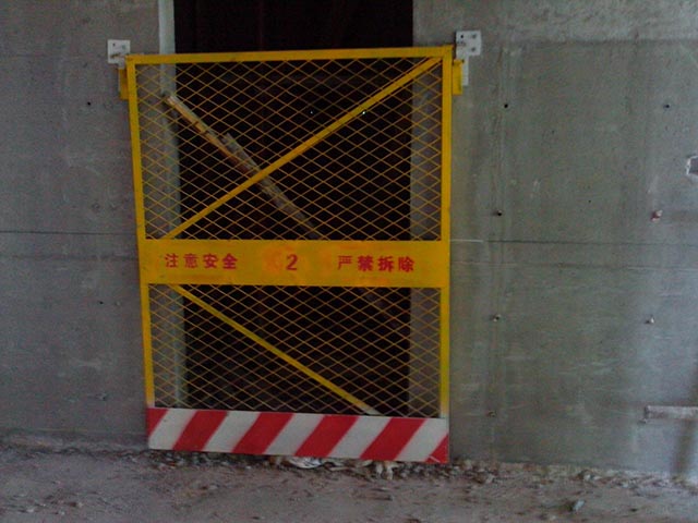 钢板网电梯防护门