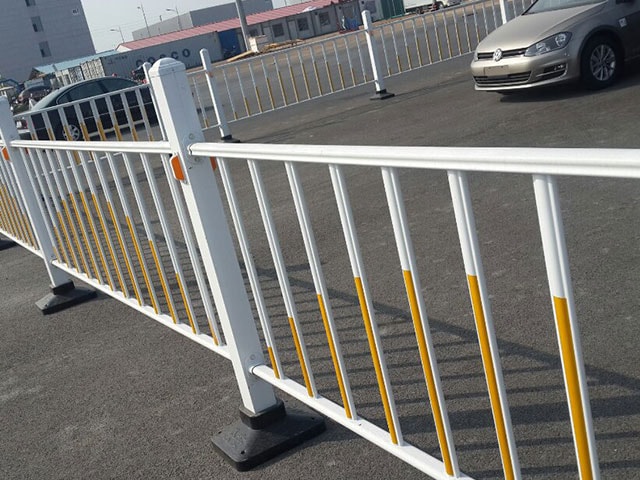 京式交通护栏管材大小