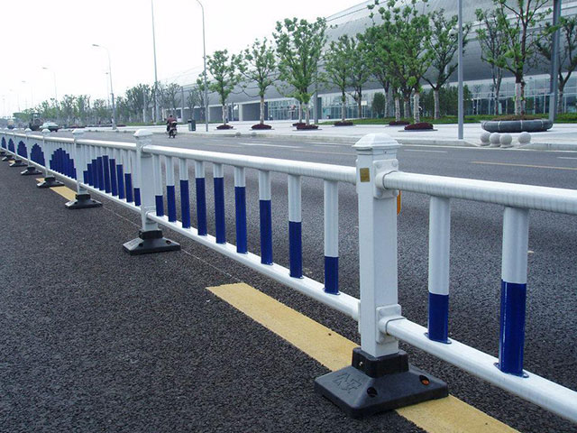 城市道路人行道护栏设置