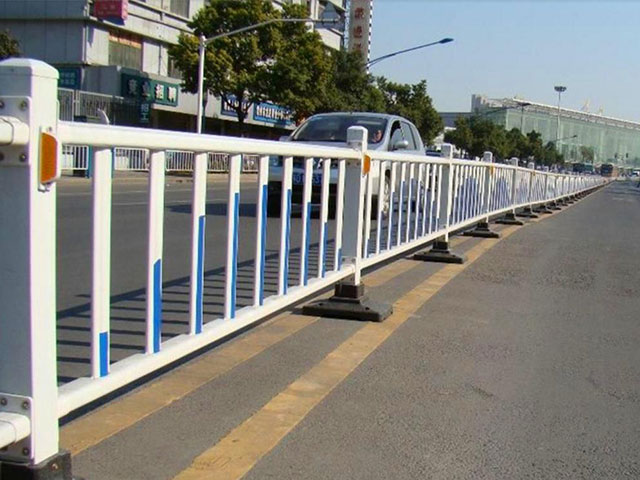 交通岛护栏通常用哪种