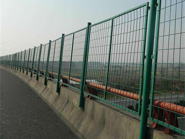 高架桥上面的护栏防撞吗