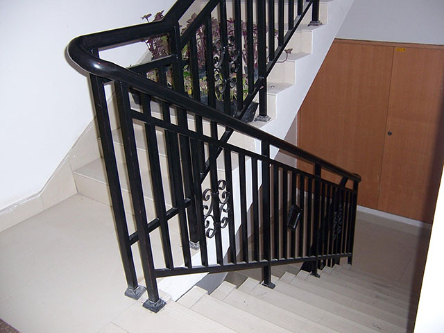 楼梯护栏扶手安装效果图