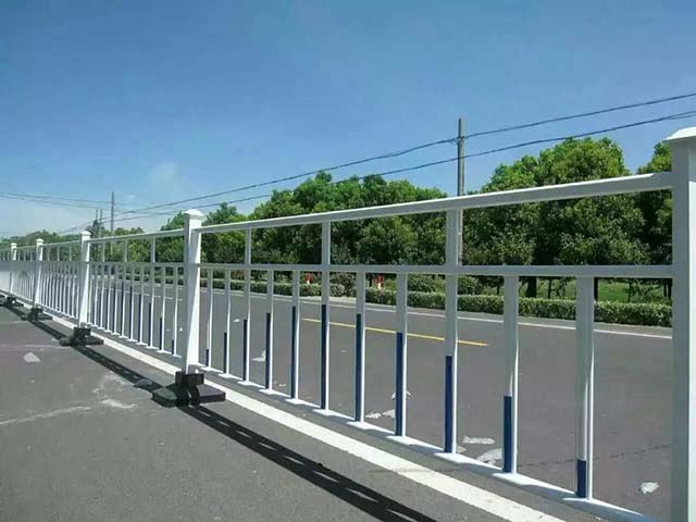高速公路波形护栏安装队
