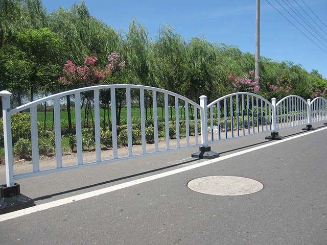 安装公路护栏技术