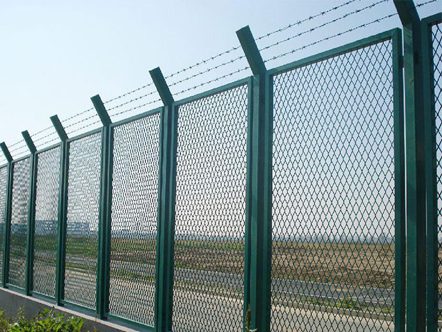 高速公路隔离带护栏怎样施工