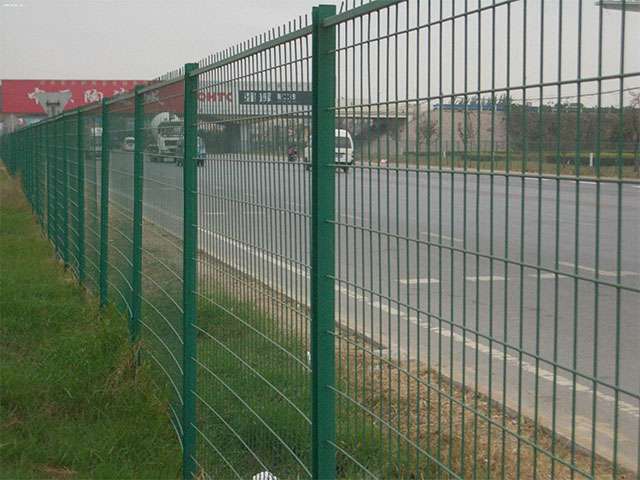 高速公路护栏设置