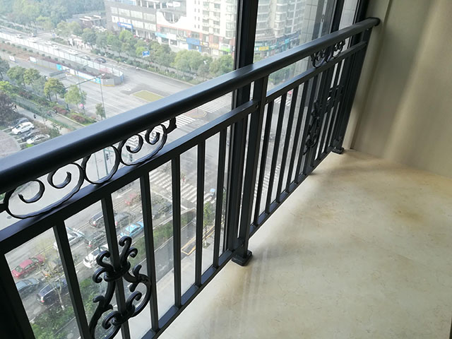 现在楼房阳台玻璃护栏强度
