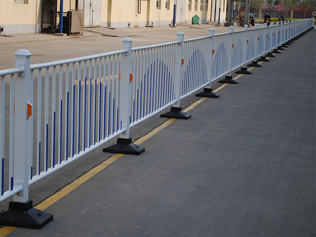 马路边的护栏安装多少钱一米