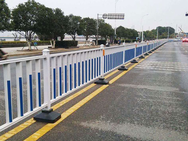 贵阳市区道路护栏图片