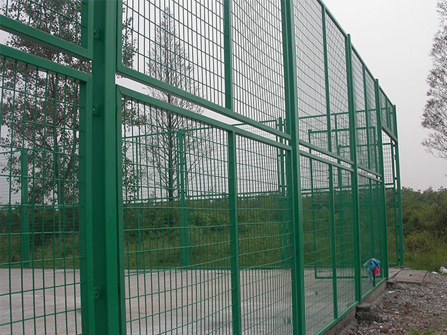 园林绿化管护大队维修护栏