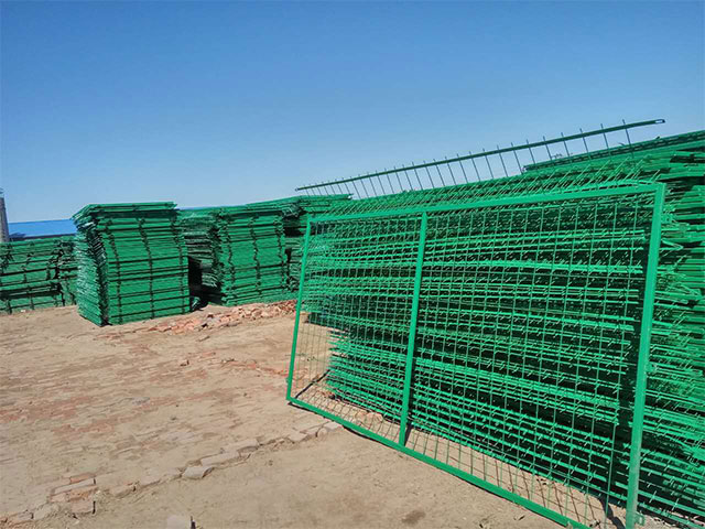 园林绿化管护大队维修护栏